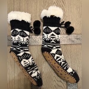 BearPaw Black and White design Knit Slippers
Size L/XL